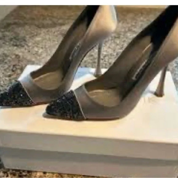 Manolo Blahnik Crystalbi pumps
Absolutely stunning!!! No box.. Dust bag only - Picture 10 of 17